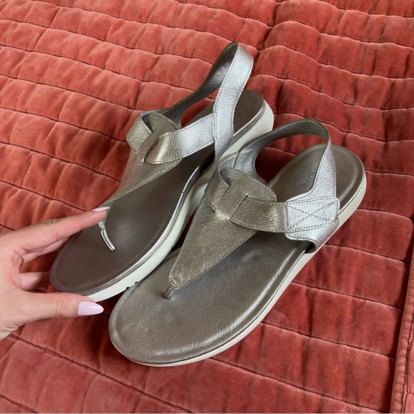 Naturalizer Women's Silver Thong Sandals - Picture 5 of 13